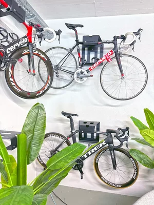 Rennräder hängen an einer Wand.