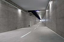 Tunnel mit Fahrspuren