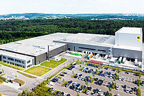 Flyer ZEG Kettler Alu-Rad Deutschland. Grosses Firmengebäude von Kettler mit Parkplatz vor dem Haus.