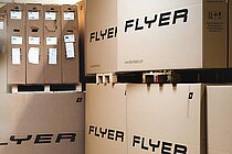 Flyer streicht 150 Stellen in Huttwil. Kartonschachteln mit Aufschrift Flyer.