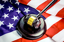 Richterhammer auf US-Flagge. Foto: unsplash-Bermix Studio