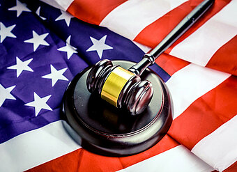 Richterhammer auf US-Flagge. Foto: unsplash-Bermix Studio