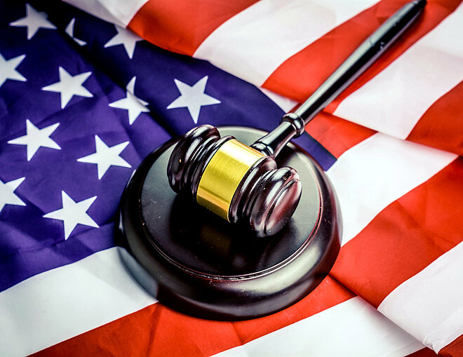 Richterhammer auf US-Flagge. Foto: unsplash-Bermix Studio