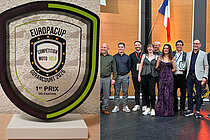 Schweizer Delegation und Europacup-Trophäe.