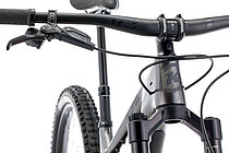 Nahaufnahme eines Kona-Mountainbikes.