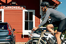 Bahnhof von Cannondale und Rennräder der Marke.
