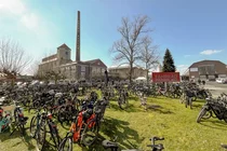 Fahrräder auf einer Wiese an der Cyclingworld Europe in Düsseldorf..