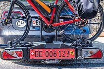 Fahrradheckträger mit rotem Kontrollschild