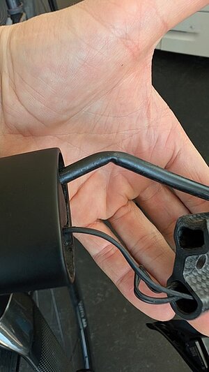 Geknicktes Bremsleitung eines Fahrrads.