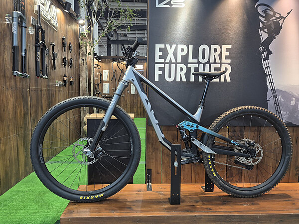 Moutainbike mit 32 Zoll Rädern und Kind Shock Federgabel. 