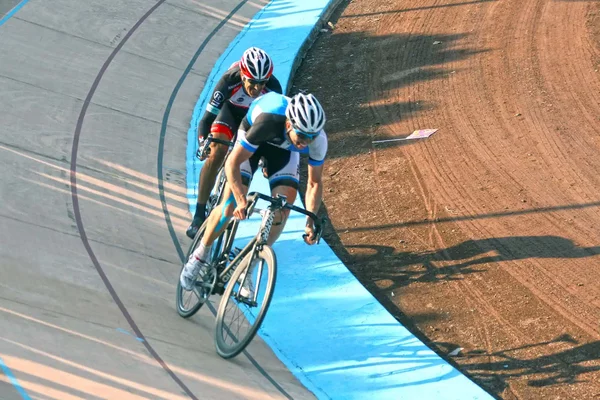 Radrennfahrer in einem Velodrome in Robaix.