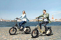 Junges Paar unterwegs auf E-Bikes von Engwe.