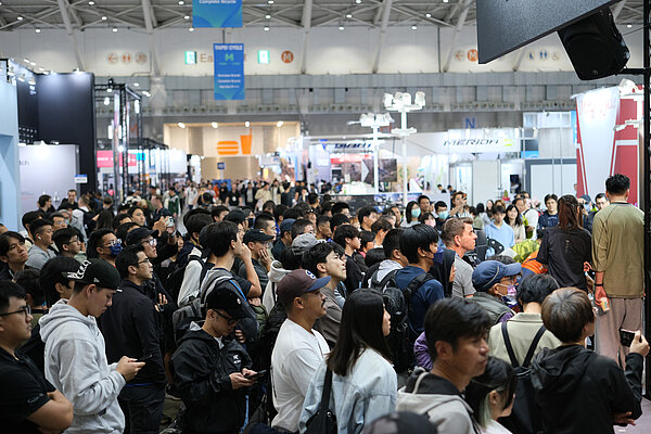 Messehalle mit vielen Besuchern in Taipeh.s