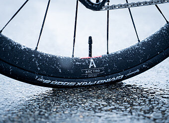 «ARC 1100 Spline 38 CS»-Laufrad im Freien.