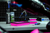 Muc-Offs «Silicone Collapsible Magnetic Trays Set» in der Werkstatt.