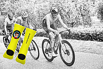 Gino Mäder in Aktion am Giro d'Italia 2021 und die Sonderedition-Socken.