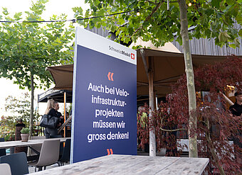Roll-Up an einer Veranstaltung.