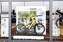 Schaufenster mit «Smiling Boutique»-Artwork.