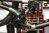 Pinion-Getriebe und Gates-Zahnriemen an Downhill-Bike von Atherton.