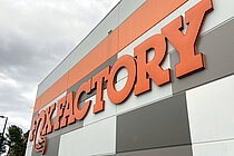 Firmenlogo am Montagewerk von Fox in Gainesville, Georgia.