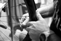 Laufradbau mit Carbonfelge.