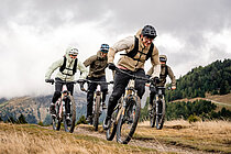 Mountain Biker in Schlechtwetter-Bekleidung von Ortovox.