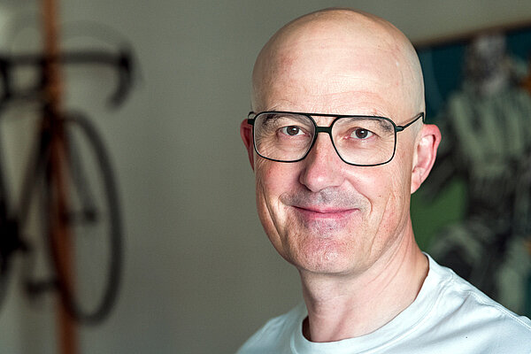 Ein Mann mit Brille.