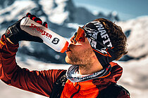 Wintersportler mit Sponser-Bidon.