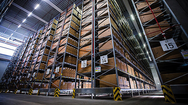 Hochregallager mit vielen Kartons.