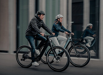 Pendler unterwegs auf E-Bikes.