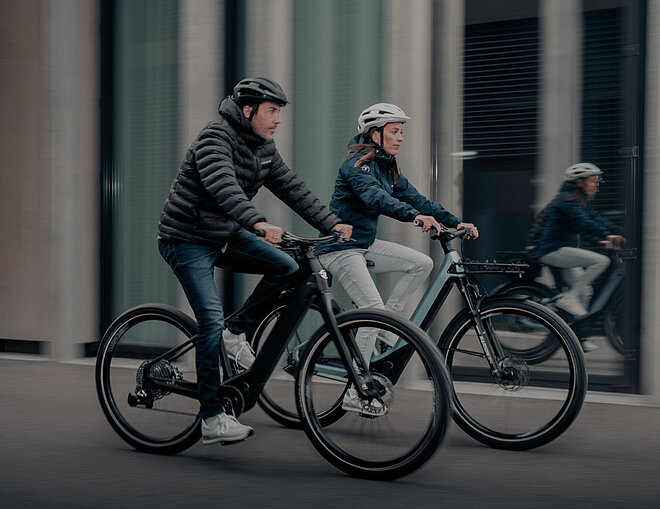 Pendler unterwegs auf E-Bikes.