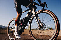 Mavics «Cosmic Ultimate 45 Disc 23mm»-Laufräder im Einsatz.