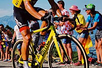Zuschauer und Fahrrad an Tour de France