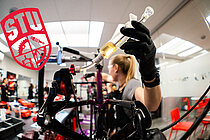 Entlüften einer Scheibenbremse in der Werkstatt.