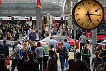 Pendlermobilität in der Schweiz 2022.Viele Menschen in einer Bahnhofshalle