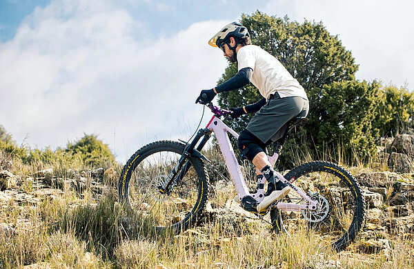 E-Mountainbiker im Gelände. 