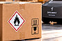 Paket mit Warnsticker wegen brennbarem Inhalt.