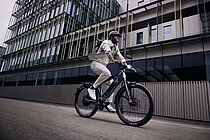 Amag Stromer E-Bike Leasing. Ein Mann fährt auf einem Speed-Pedelec.