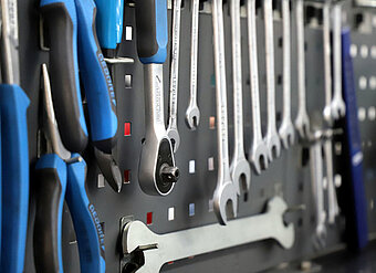 Werkzeugwand in einer Velo-Werkstatt.