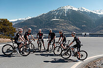 Fabian Cancellara will mit dem Tudor Pro Cycling Team den Nachwuchs fördern. Velorennfahrer stehen in einer Gruppe.