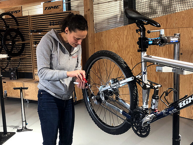 Quereinsteigerin in der Velo-Werkstatt.