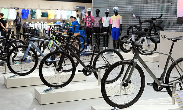 Rennräder stehen in einem Laden zum Verkauf.