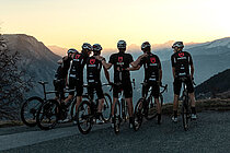 Fabian Cancellara will mit dem Tudor Pro Cycling Team den Nachwuchs fördern. Velorennfahrer stehen in einer Gruppe.