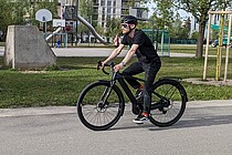 Canyon GrizlOn CF Daily im Test. Ein Mann mit schwarzer Kleidung und Sonnenbrille fährt auf einem Rennrad.