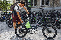 Publibike bei der Ausleihe an Dockingstation.