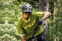 Schutzausrüstung und Bekleidung von TSG in Aktion.