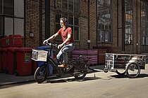 Die Stiftung AKS fördert Lastervelos in der Innerschweiz: Mann mit Velo.