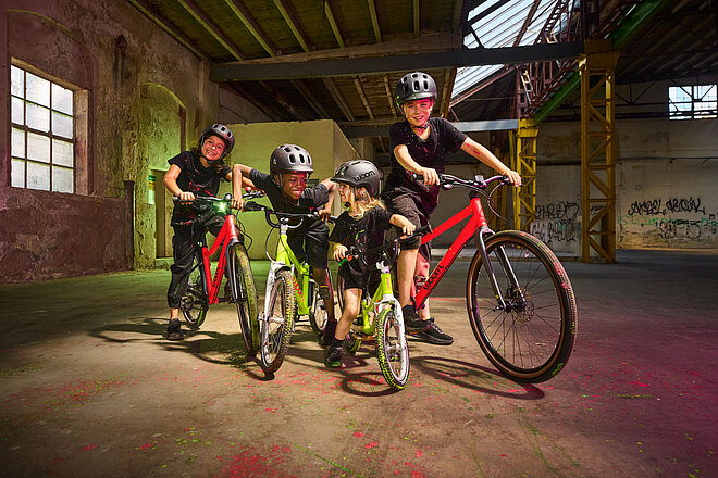 Kinder und Jugendliche auf Woom-Bikes.