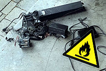 Lithium-Ionen-Akku und Ladeteil nach Brand.